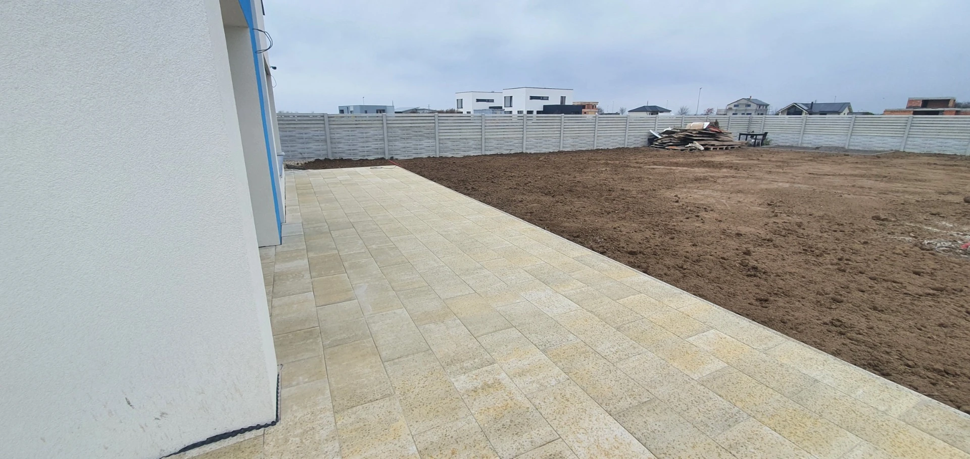 Terasa a parkovací stání u RD – okolí Brandýs nad Labem