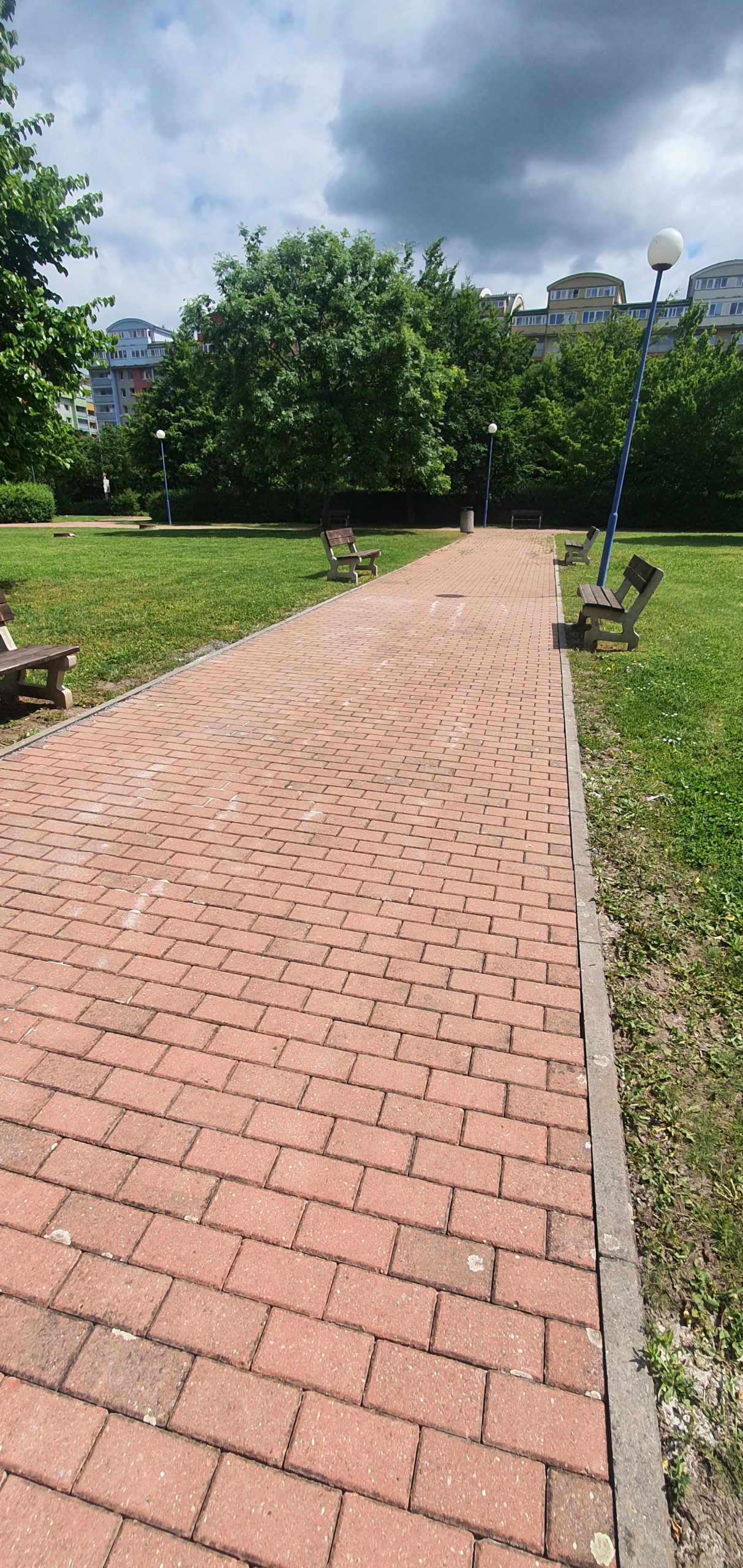 Oprava chodníku OC Letňany park