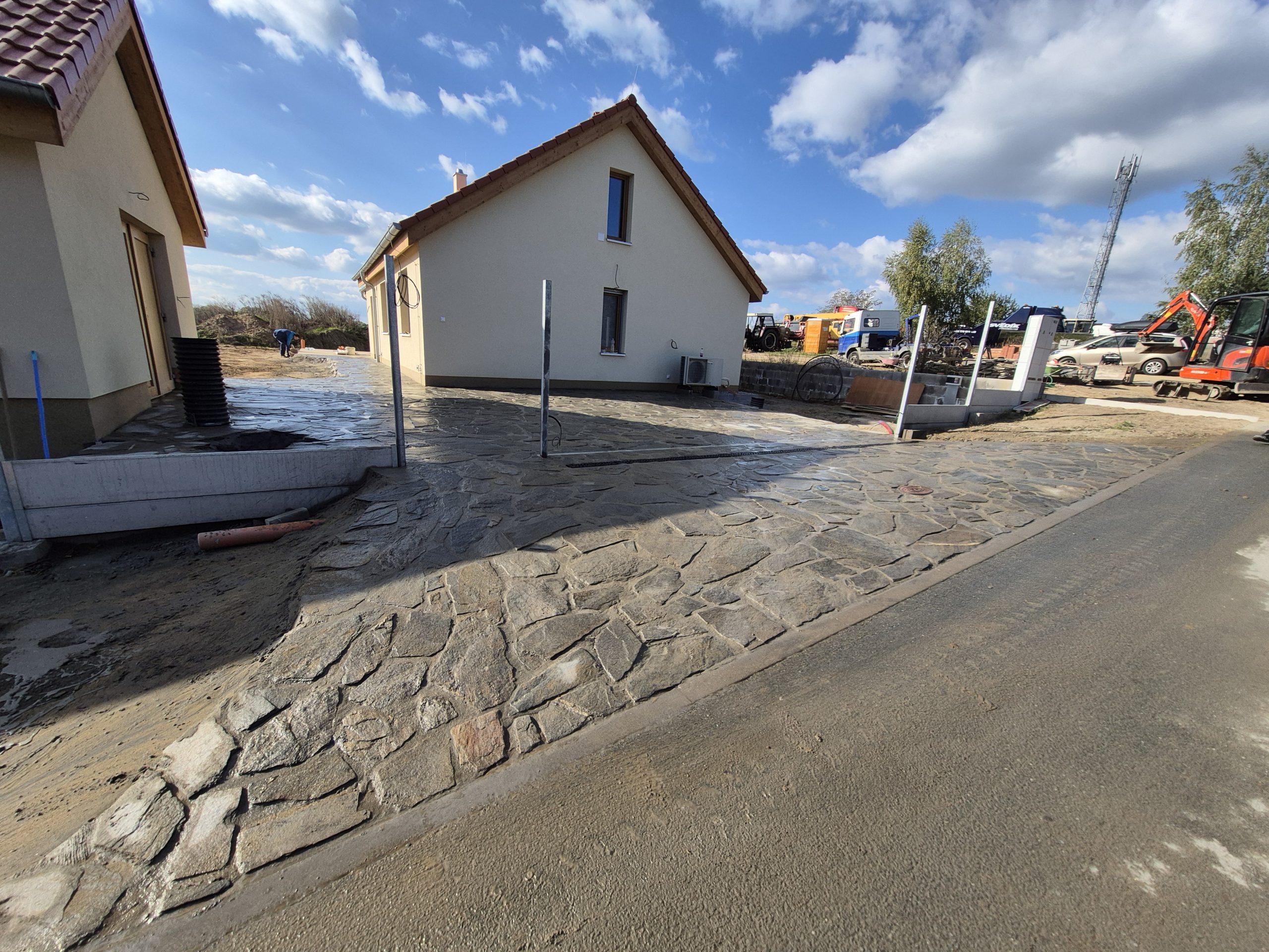 Pokládka kamené dlažby do betonu vč. parkovacího stání -Pardubice