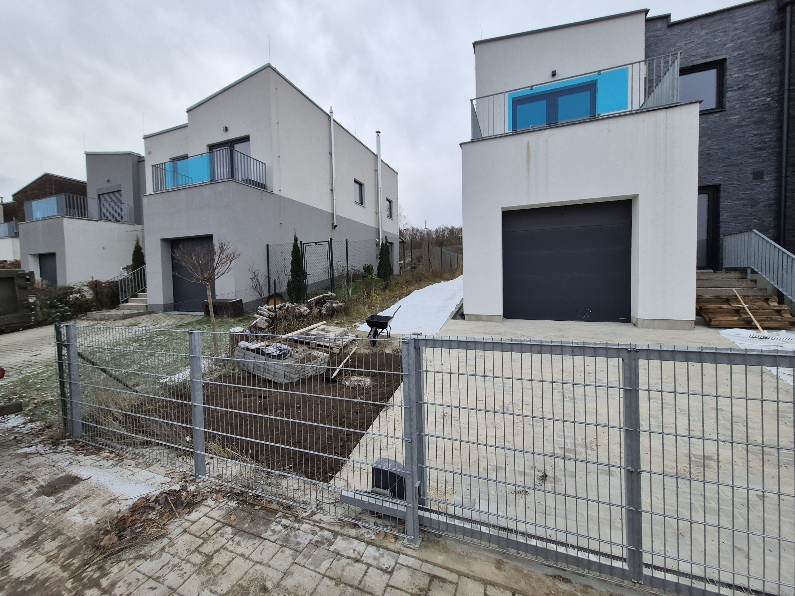 Realizace parkovacího stání -Lány + zemní práce okolo domu